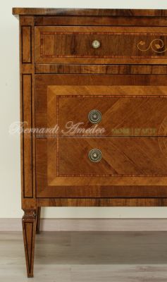 Riproduzione in stile classico Maggiolini di un cassettone in legno di noce intarsiato da camera o soggiorno